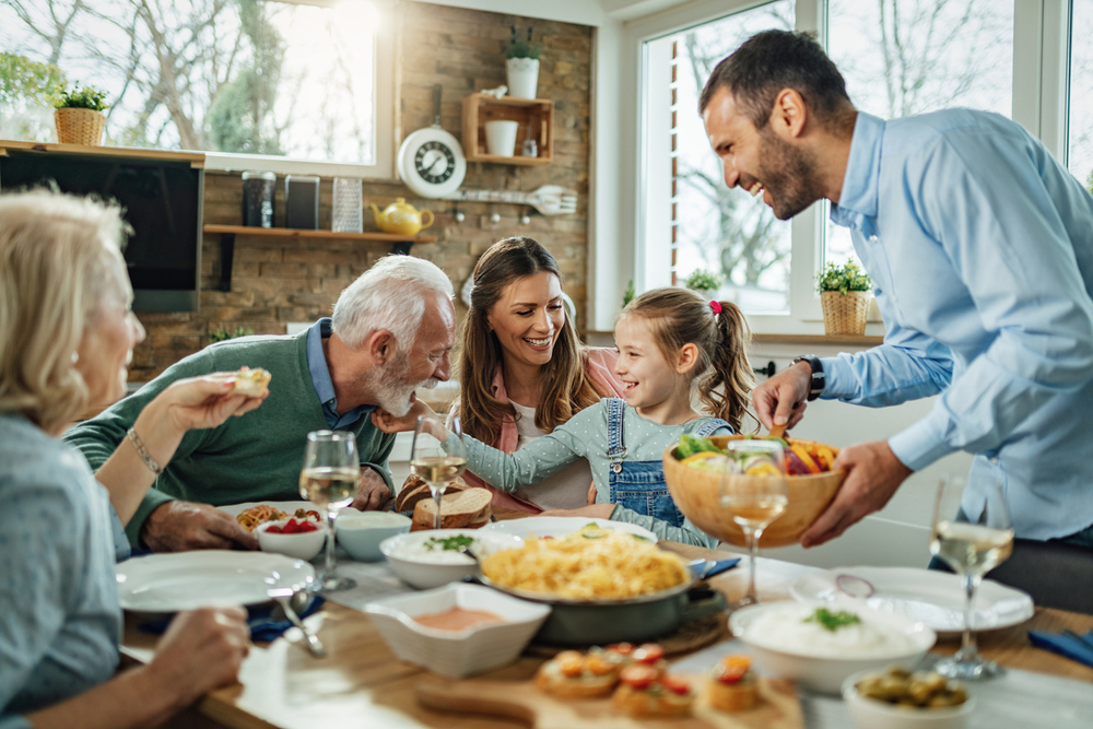Fröhliche Familie beim Essen.
