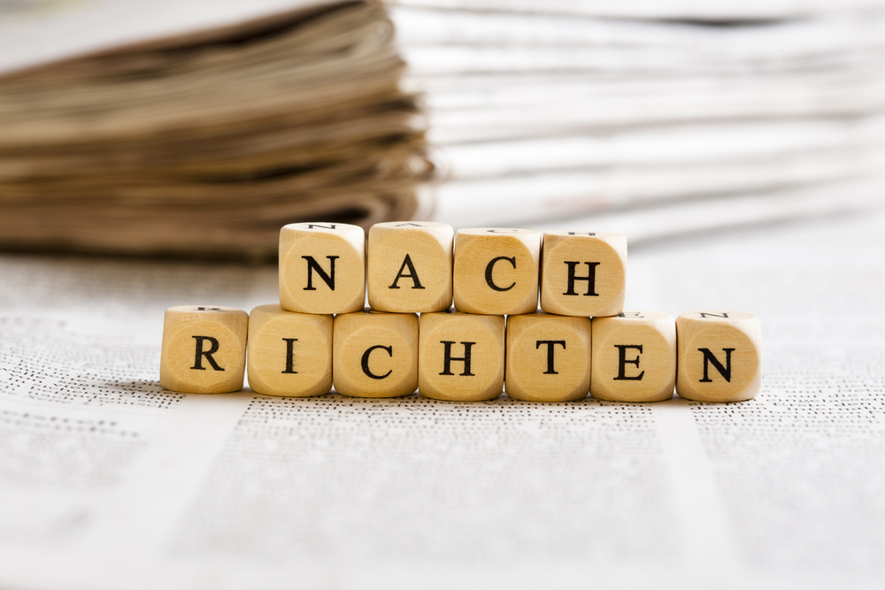 Würfel mit Buchstaben, die das Wort Nachrichten schreiben.